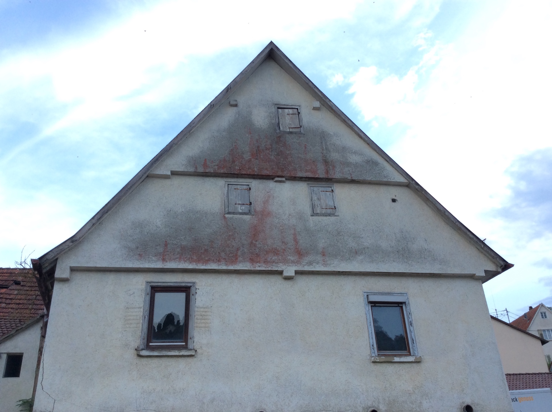 Weathered gable end of the Richthofenstraße 18 farmhouse before assessment